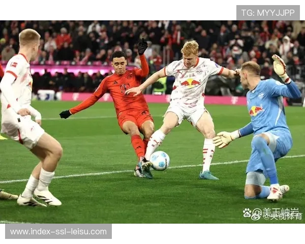 迪亚斯造点阿克波古马染红，十人霍芬海姆半场1-3落后拜仁